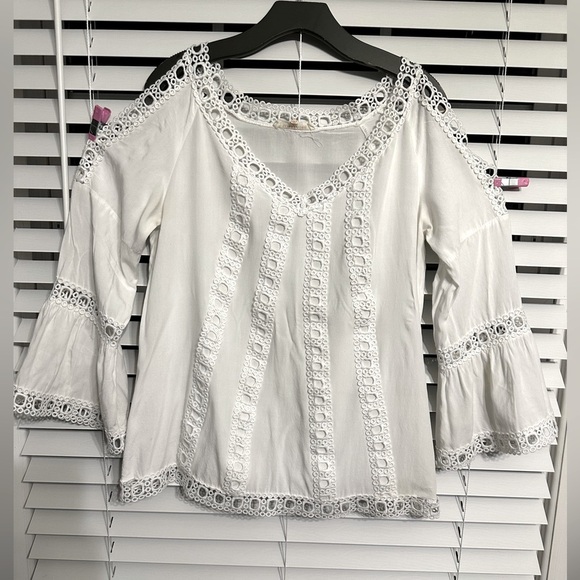 🛍️ Solitare Cold shoulder Lace trimmed top size Medium - Picture 11 of 11